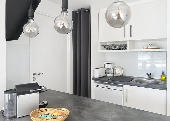 Le Jules Verne - Classe 2 Etoiles - Confort - Balcon Sur Cour